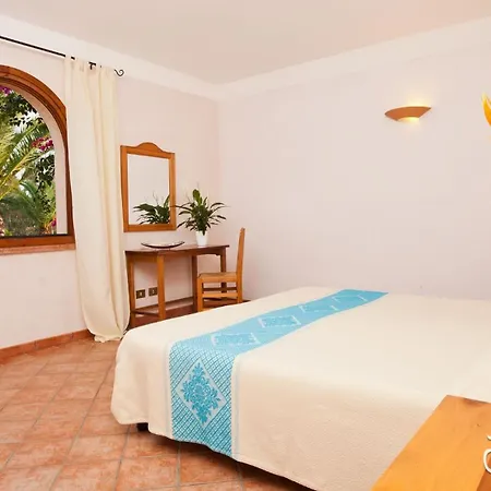 The Perfectly Positioned Baia De Bahas 2 Bedroom Sleeps 6 - No0901 * Marinella (Sardinia)